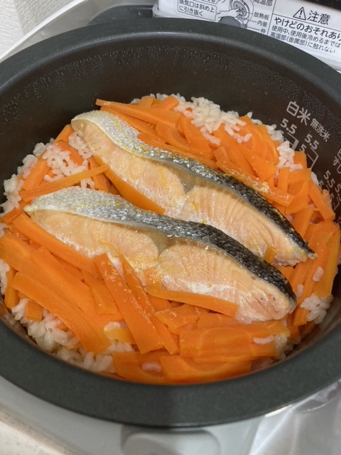 炊きあがった「にんじんと鮭のおこげ炊き込みご飯」の写真