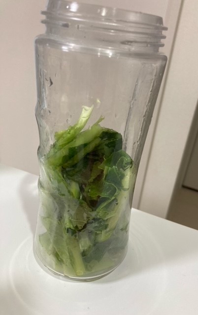 ボトルの中に小松菜を入れた写真